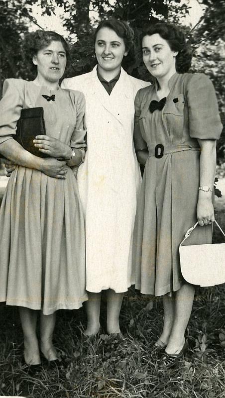 KKE 2391.jpg - Grupowe. Fot. Od lewej: Zuzanna Czerniawska (z domu Bujko), koleżanka i Zofia Ciepluch (z domu Bujko), Komaje, 1952 r.